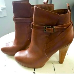 Also boots size 6.5 still in great condition